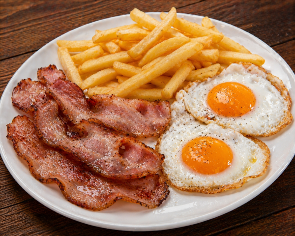 Plato Combinado de Bacon con Huevos y Patatas Sagunto