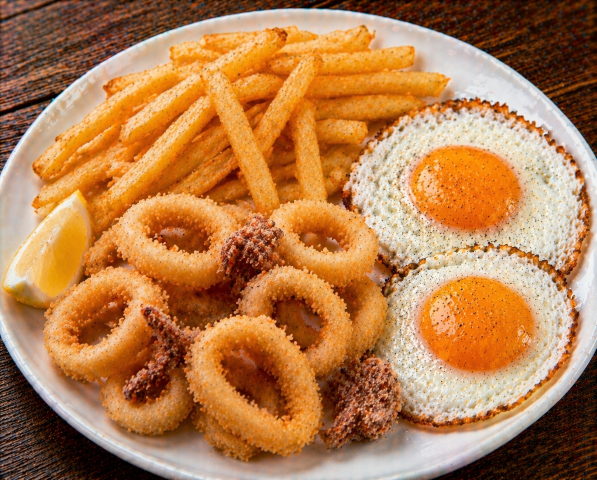 Plato Combinado de Calamares a la Romana con Huevos y Patatas Sagunto