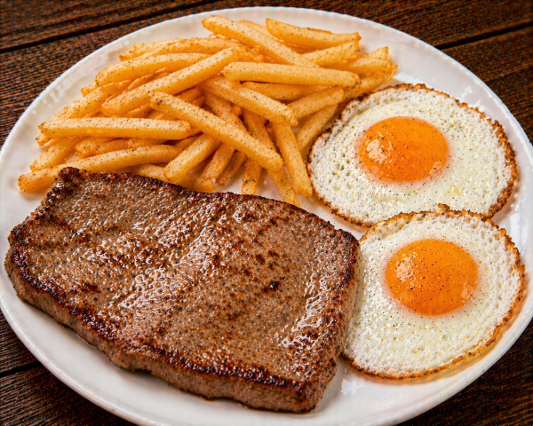 Plato Combinado de Filete de Ternera con Huevos y Patatas Sagunto