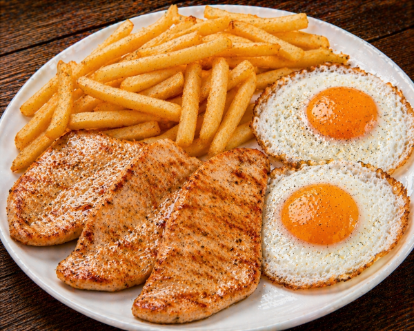 Plato Combinado de Pechuga de Pollo con Huevos y Patatas Sagunto