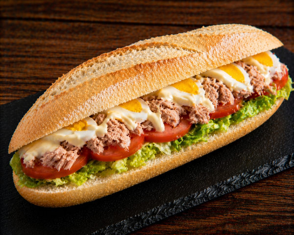 Bocadillo Especial Vegetal Sagunto - Lechuga Tomate Atún Huevo y Mayonesa