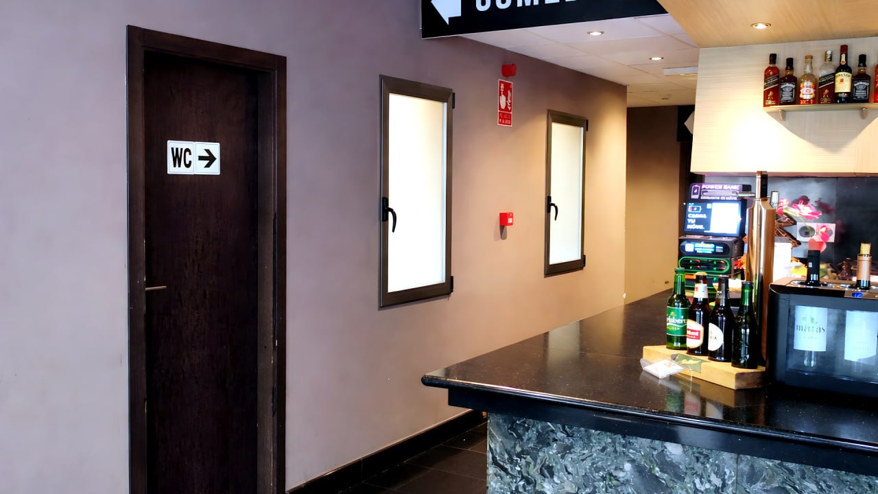 Acceso a servicios (WC) de la cafetería del Hotel Ruta Romana
