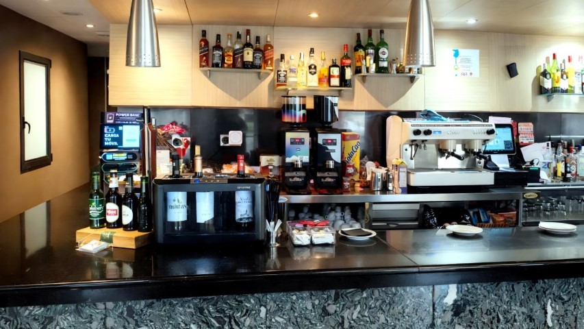 Barra frontal con máquinas de café profesional en la cafetería del hotel