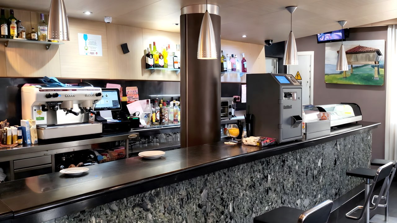 Barra lateral con taburetes en la cafetería del hotel en Sagunto