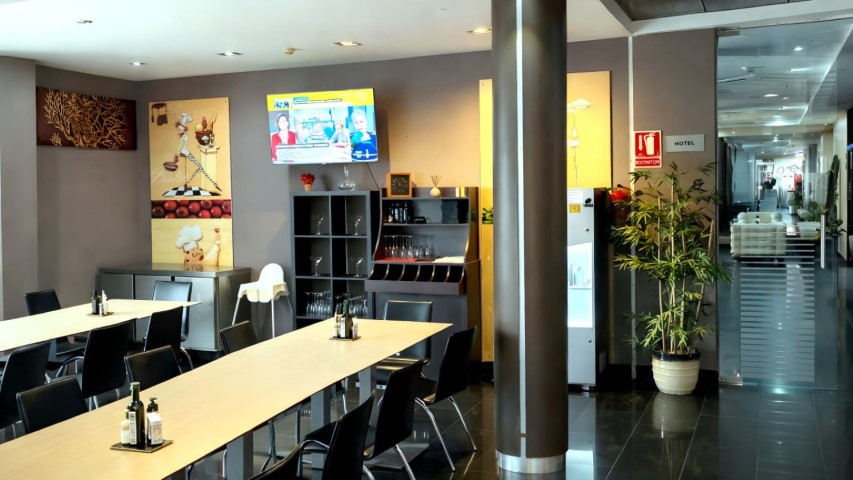 Comedor de la cafetería con conexión al lobby del hotel en Sagunto