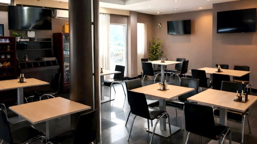 Comedor con mesas cuadradas para el menú diario en la cafetería del hotel