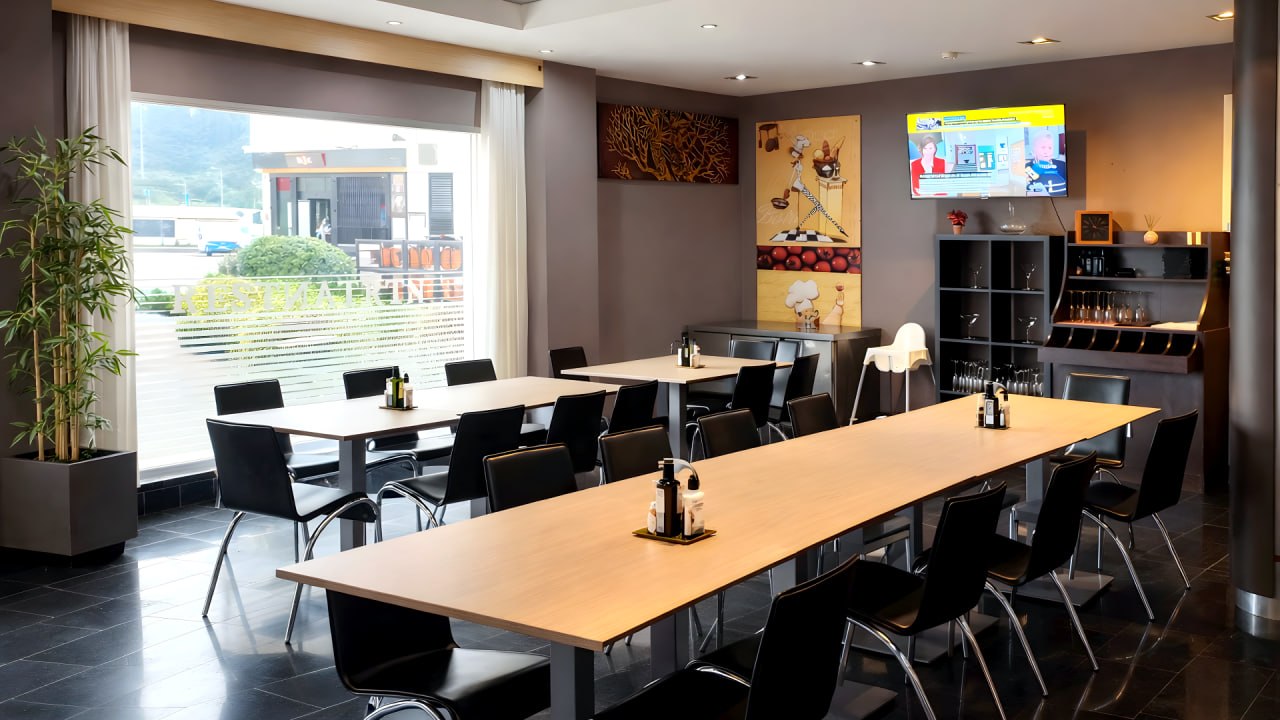 Comedor familiar con trona para niños en la cafetería del hotel