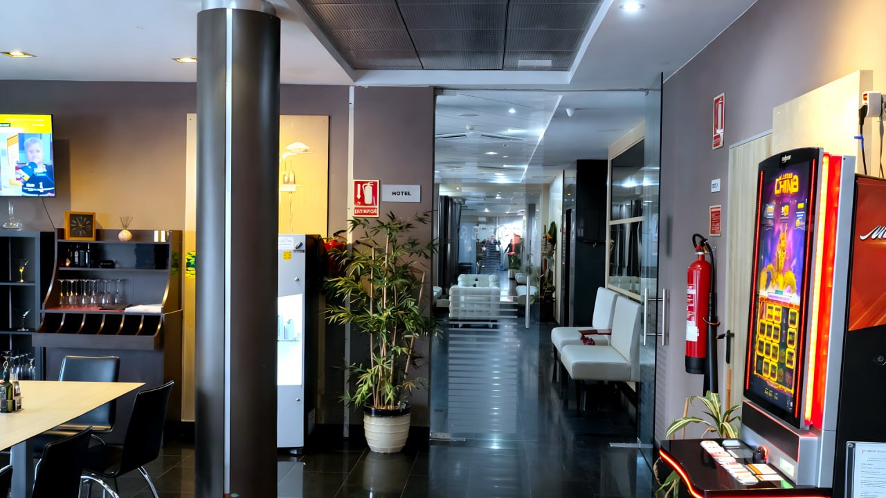 Entrada de la cafetería con conexión al lobby del hotel en Sagunto