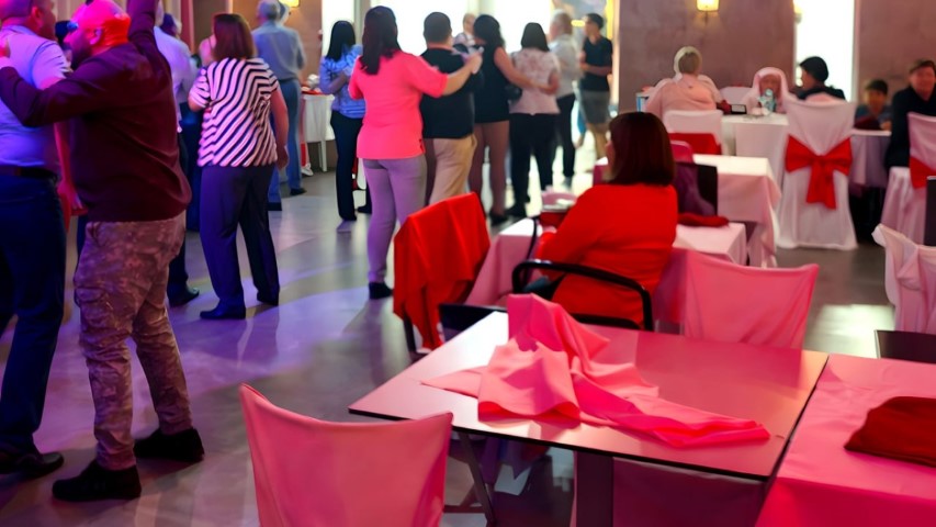 Fiesta en la carpa de eventos del Hotel Ruta Romana con invitados bailando