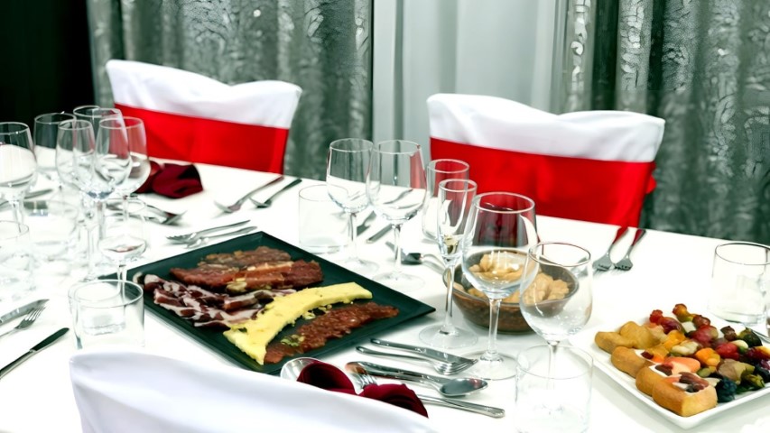 Mesa de banquete con catering y aperitivos en evento del Hotel Ruta Romana