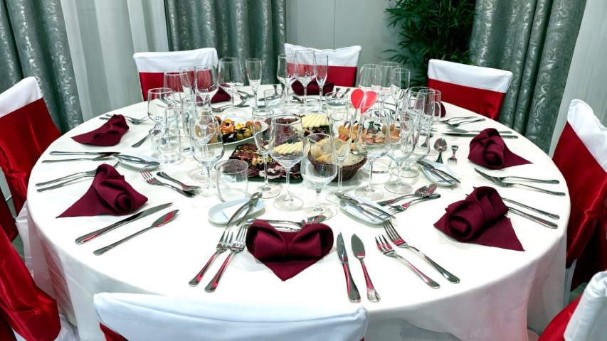 Mesa redonda decorada para boda con servilletas en forma de corazón