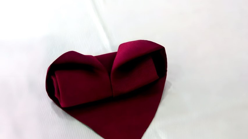 Sala completa preparada para ceremonia de boda con sillas blancas