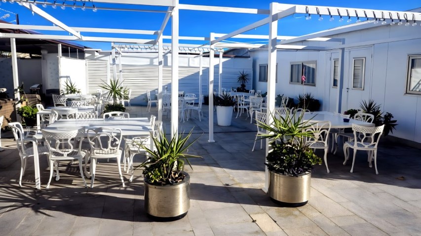 Primer plano artístico de servilleta granate doblada en forma de corazón