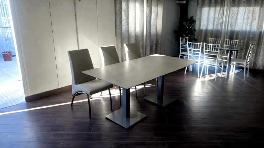 Grupo numeroso de invitados bailando y socializando en evento