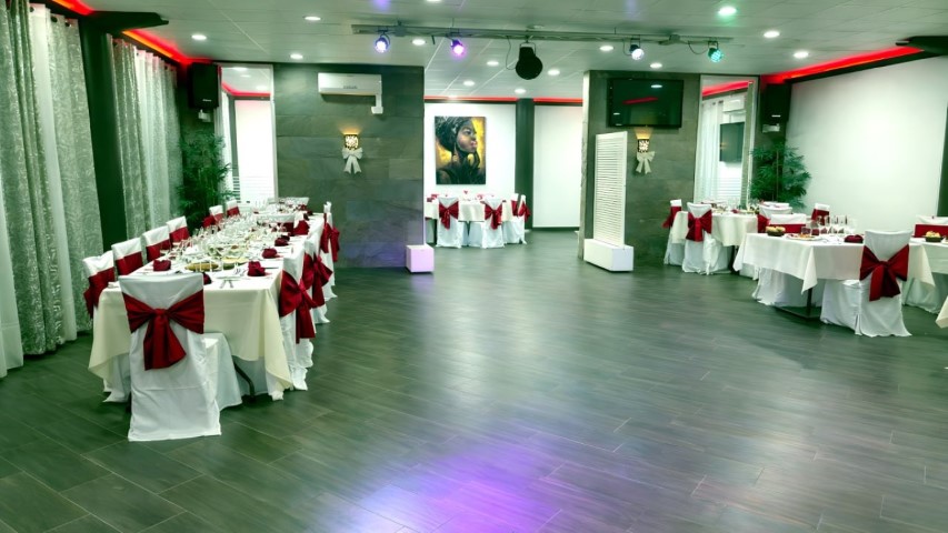 Vista panorámica completa de la sala con pista de baile central y mesas a los lados