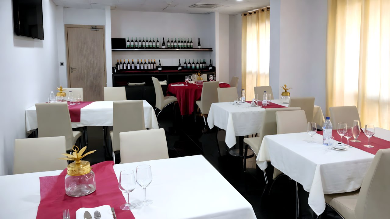 Comedor con bodega de vinos visible en el Hotel Ruta Romana