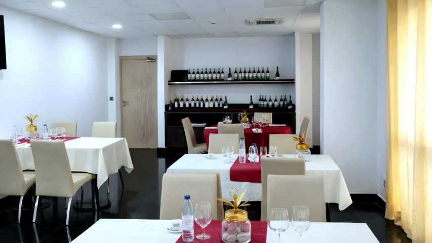 Comedor con cortinas y luz natural en el Hotel Ruta Romana