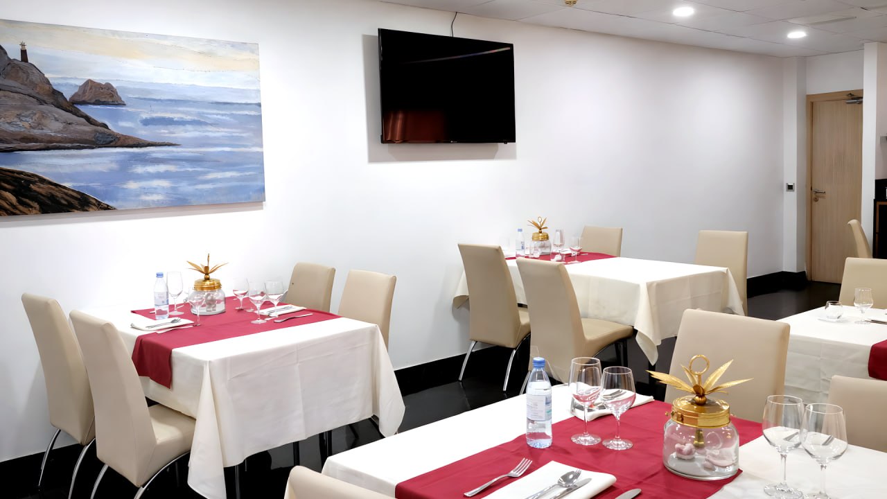 Comedor decorado con cuadro de mar en el Hotel Ruta Romana Sagunto