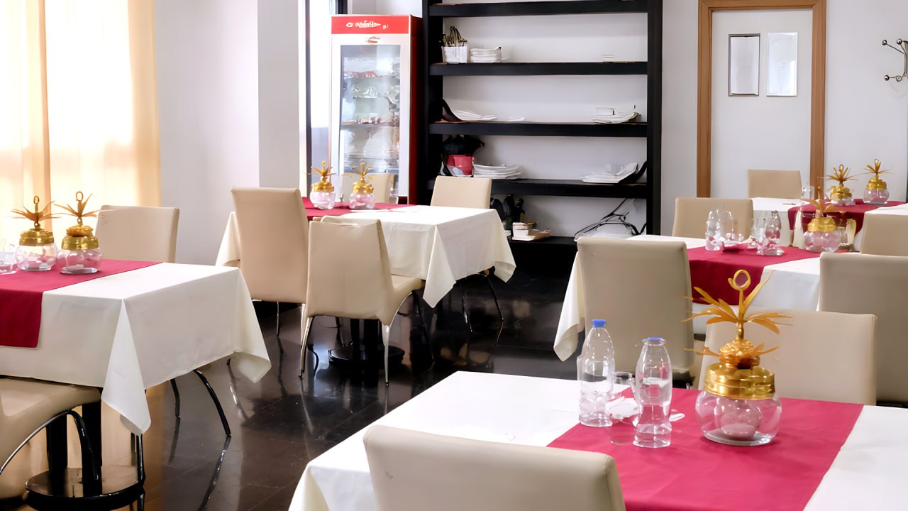 Comedor con estantería de vajilla en el Hotel Ruta Romana Sagunto