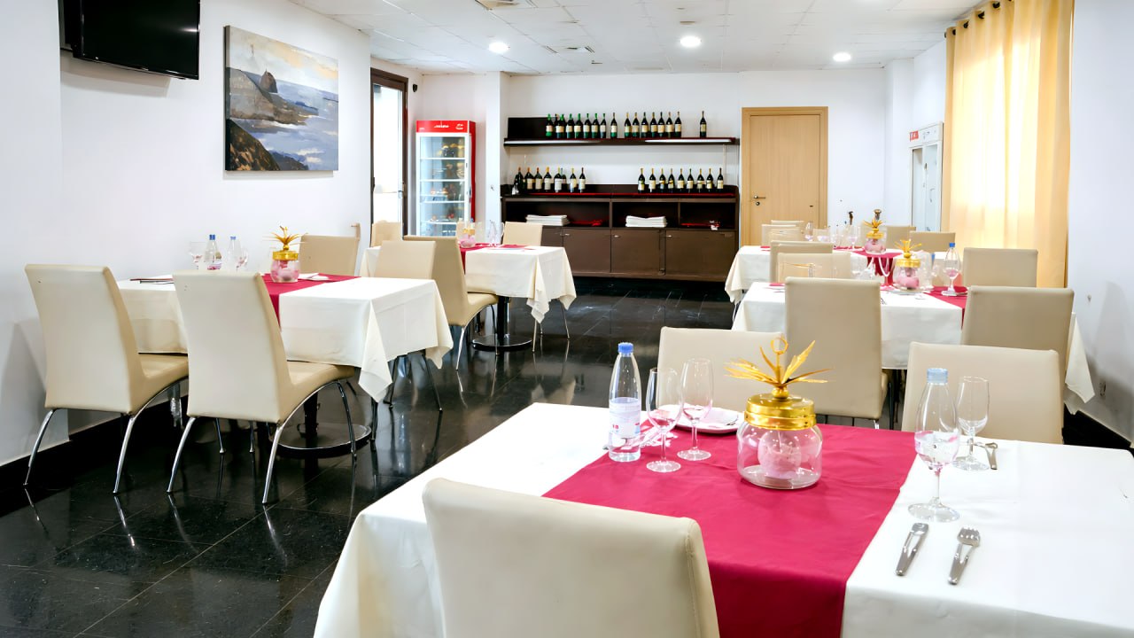 Vista panorámica completa del comedor del restaurante