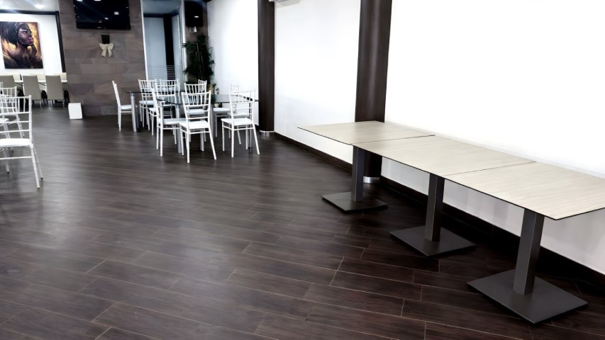 Sala polivalente vacía con suelo de madera en el Hotel Ruta Romana