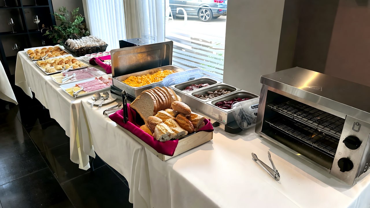 Vista lateral del desayuno buffet mostrando toda la longitud de la mesa