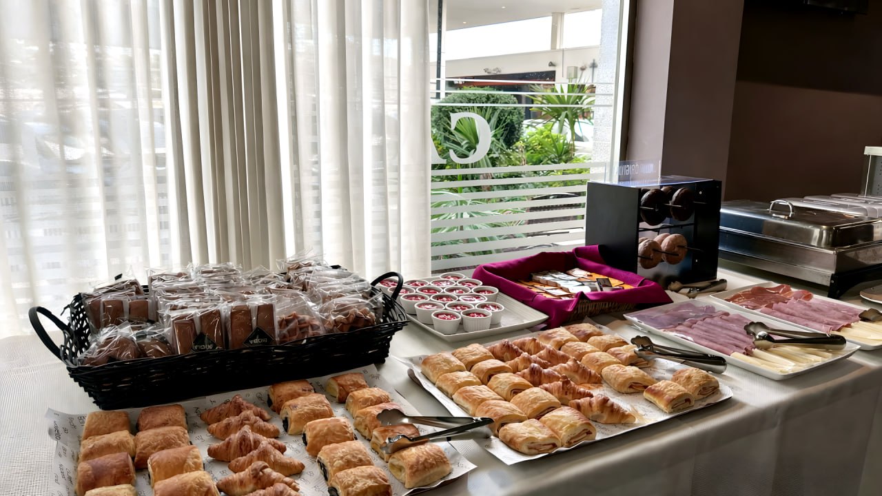 Zona fría del buffet con abundante bollería, croissants y yogures