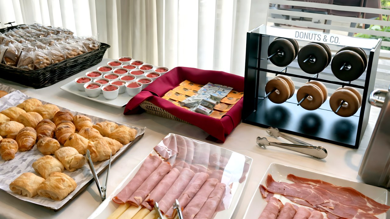 Zona fría con donuts, fiambres, quesos y mermeladas