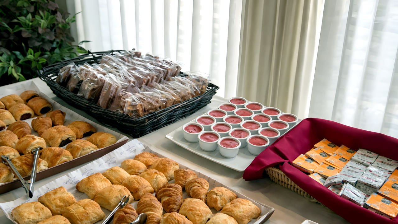 Expositor vertical de donuts con fiambres y quesos al lado