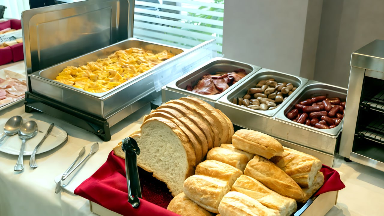 Primer plano de pan de molde y baguettes frescas