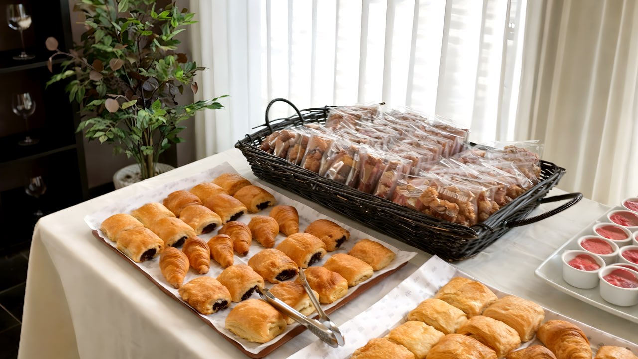 Bandejas de croissants de chocolate y galletas empaquetadas