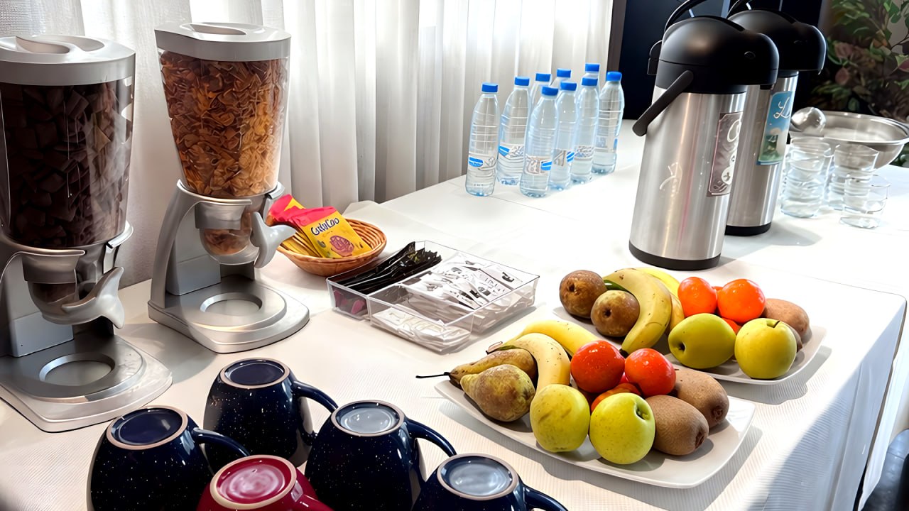 Yogures de fresa y galletas variadas