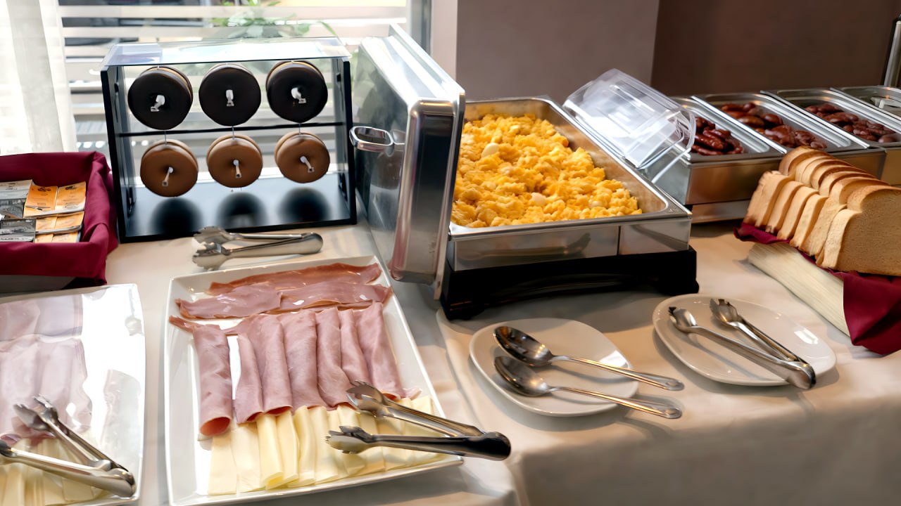 Zona de cereales con fruta fresca y tazas de cerámica