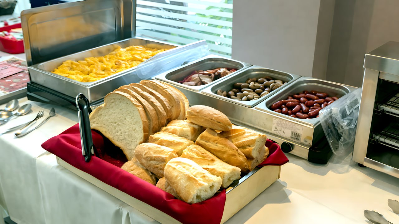 Termos de café y leche con fruta fresca al lado