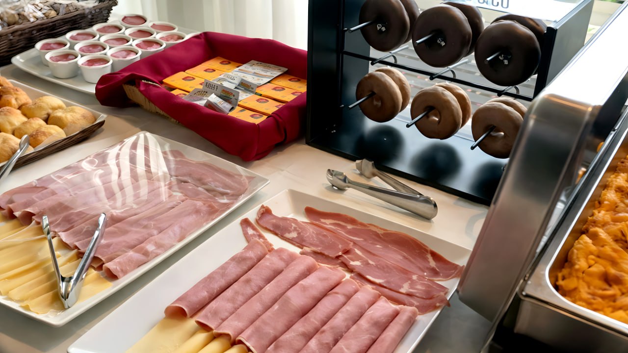 Bandejas de fiambres y quesos variados