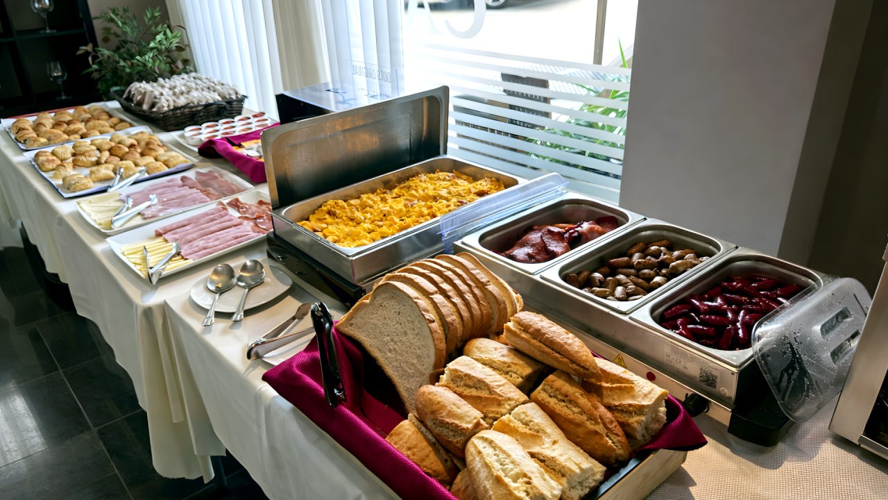 Zona caliente con tostadora industrial y pan variado