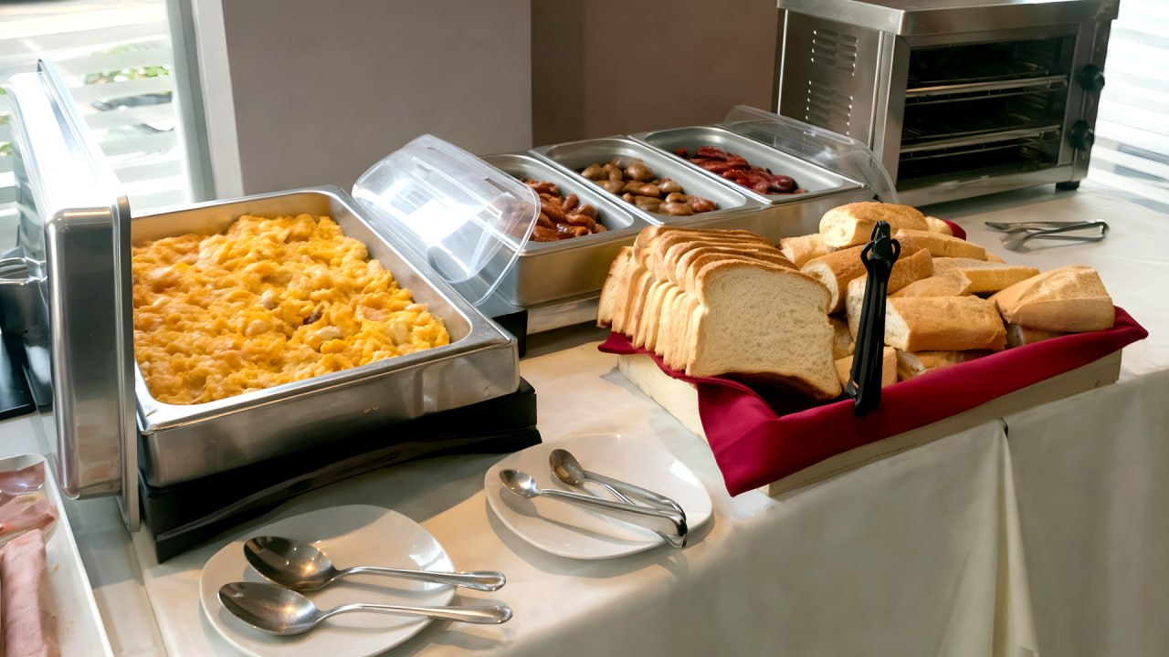 Zona caliente con horno tostador y huevos revueltos