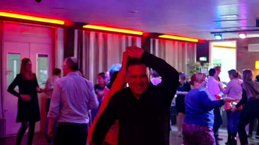 Parejas bailando en el salón desde otro ángulo con iluminación LED