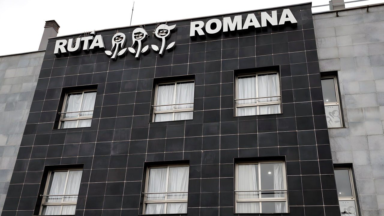 Cartel RUTA ROMANA con logo del hotel en fachada negra