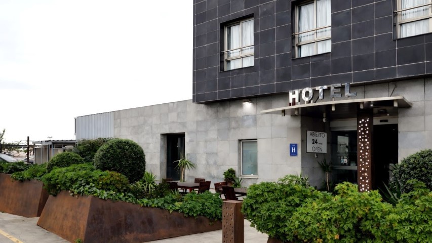 Entrada del hotel con maceteros de acero corten