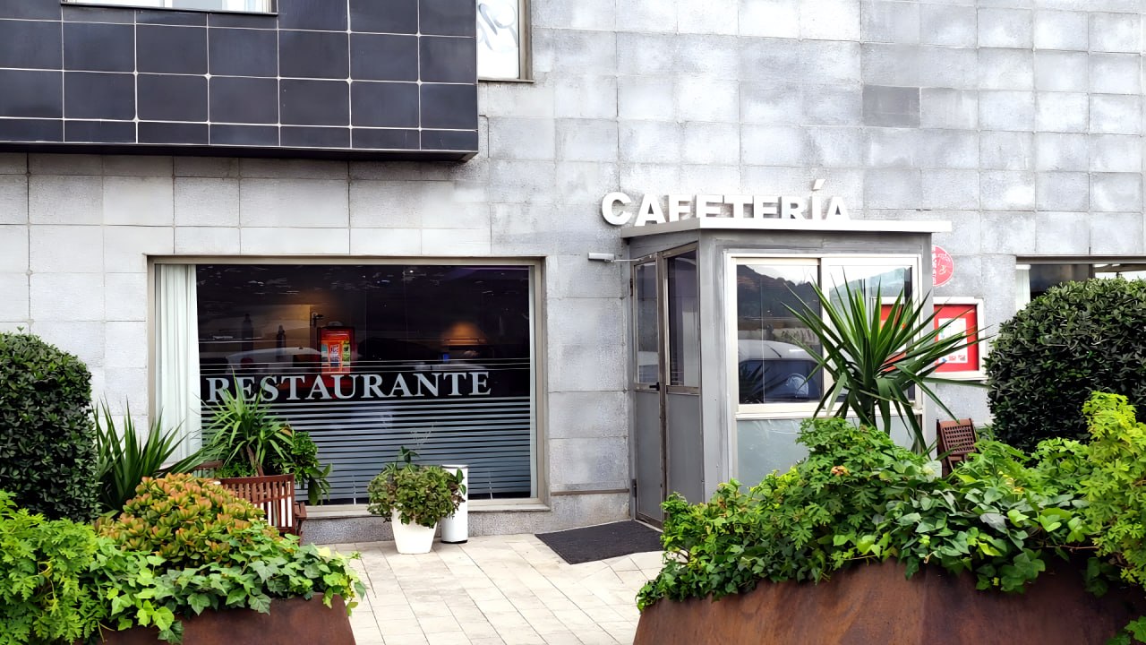 Entrada de la cafetería del hotel con terraza