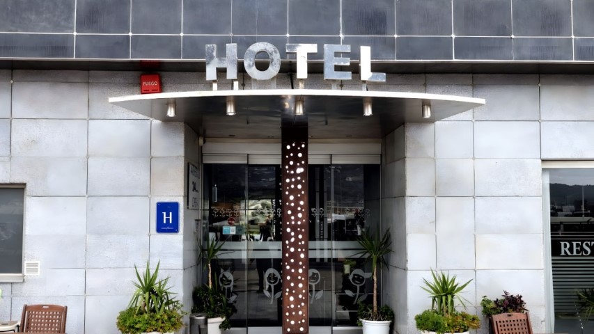 Entrada frontal con columna decorativa perforada