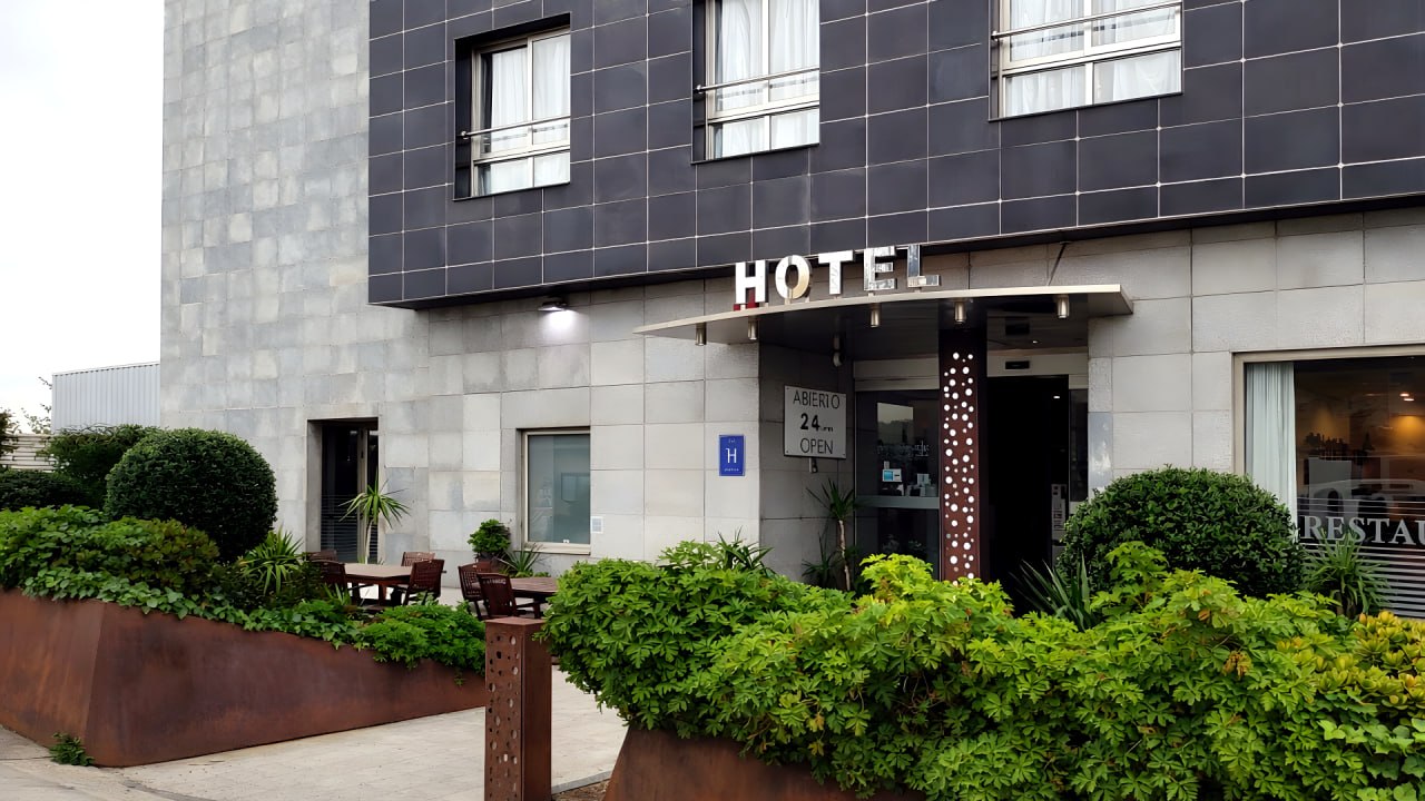 Fachada lateral con maceteros de acero corten