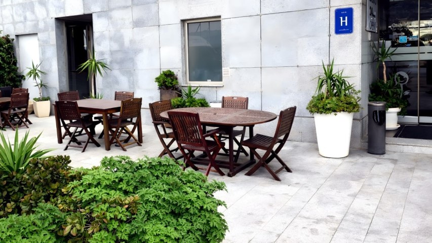 Terraza con señal oficial de hotel 3 estrellas