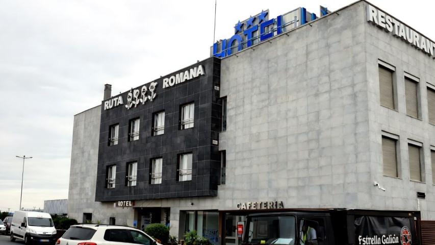 Vista completa del edificio del Hotel Ruta Romana desde la carretera