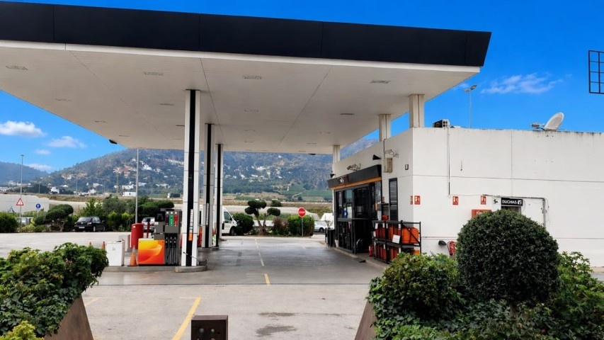 Gasolinera Repsol con cartel de duchas visible para camioneros