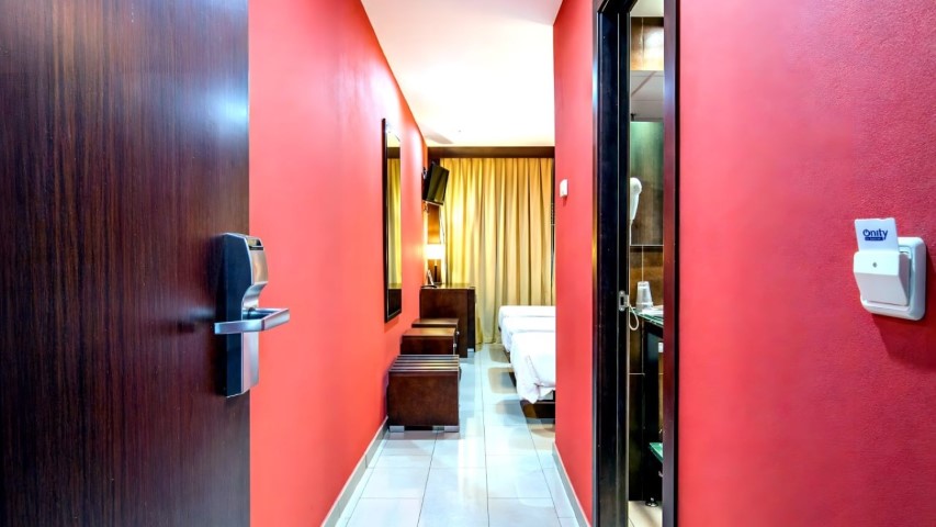 Entrada de habitación con cerradura electrónica de tarjeta