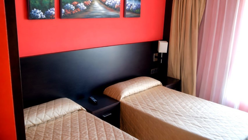 Detalle de camas twin con tríptico floral