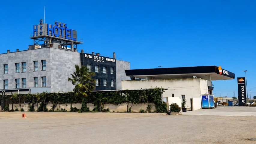 Parking de tierra vacío mostrando la gran capacidad del aparcamiento del Hotel Ruta Romana