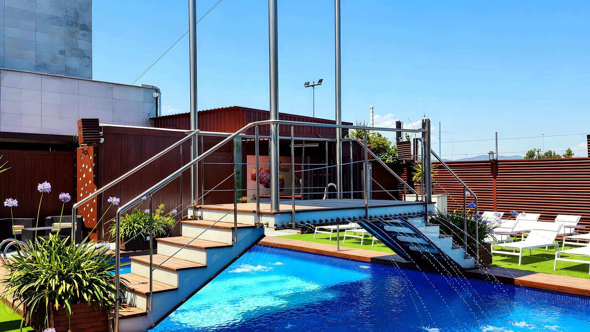 Deck de madera y lado opuesto de la piscina del Hotel Ruta Romana